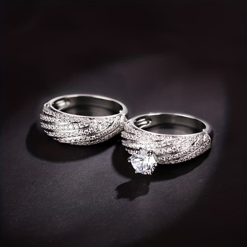 Parure de deux bagues en argent 925 serties de zircon, un solitaire et une alliance assortie, sur fond sombre
